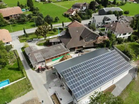 Luftbild der Solaranlage auf der Polohalle in Wichtrach