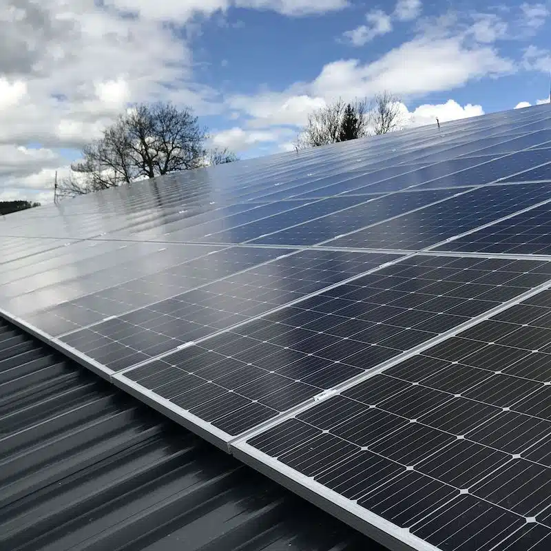 Solarpanels auf einem Schweizer Dach