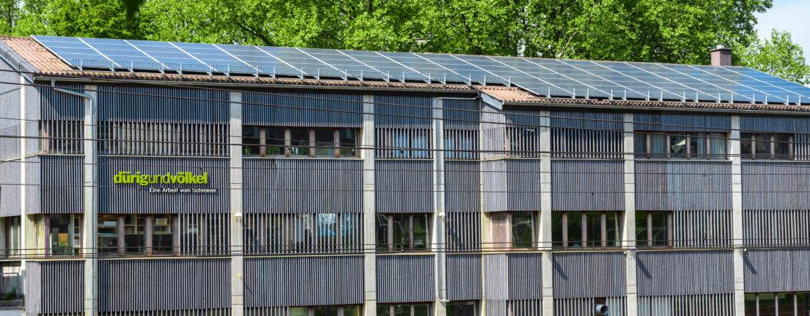 Solaranlage von Solarify auf Dach einer Schreinerei in Bern