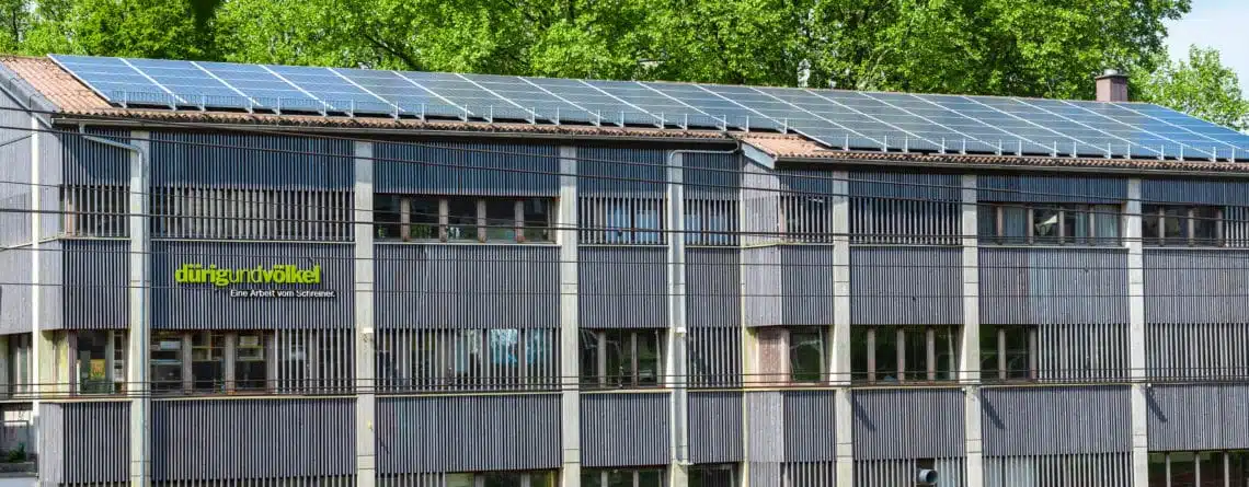 Solaranlage von Solarify auf Dach einer Schreinerei in Bern