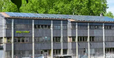 Solaranlage von Solarify auf Dach einer Schreinerei in Bern