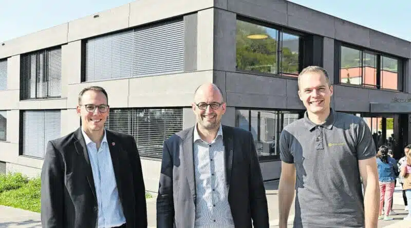 v.l.: Fabian Gloor (Gemeindepräsident), Christoph Schaer (Arbeitsgruppe Energiestadt Oensingen), Silvan Andraschko (Solarify)