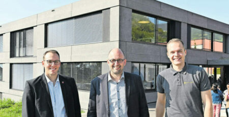 v.l.: Fabian Gloor (Gemeindepräsident), Christoph Schaer (Arbeitsgruppe Energiestadt Oensingen), Silvan Andraschko (Solarify)