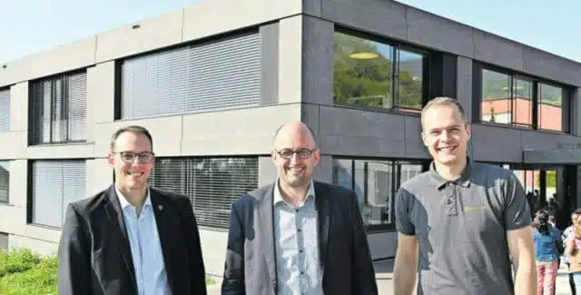 v.l.: Fabian Gloor (Gemeindepräsident), Christoph Schaer (Arbeitsgruppe Energiestadt Oensingen), Silvan Andraschko (Solarify)