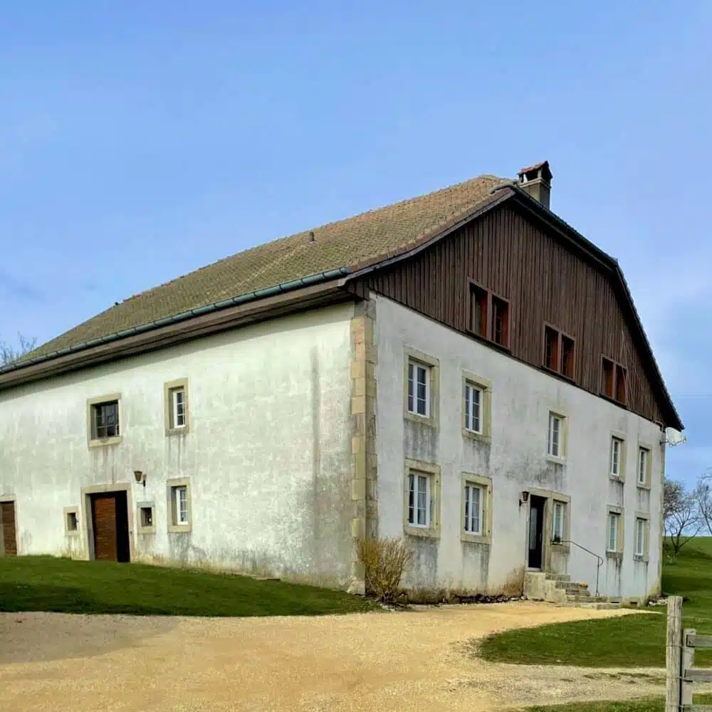 Gebäude in Saulcy auf welchem die gemeinsame Solaranlage geplant ist.