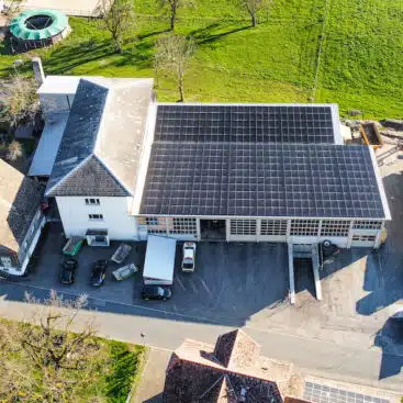 Solaranlage auf dem Dach der Albishome AG in Ebertswil