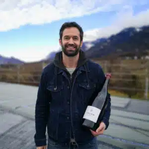 Weingut Fromm Solarify Solarprojekt Marco Fromm auf seiner Solaranlage in Malans