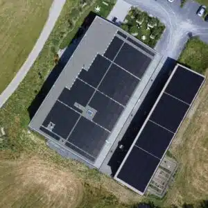 Drohnensicht auf die Solaranlage auf dem Weingut Fromm in Malans