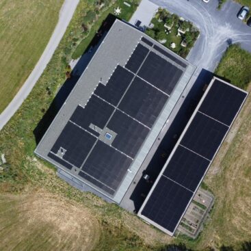 Drohnensicht auf die Solaranlage auf dem Weingut Fromm in Malans