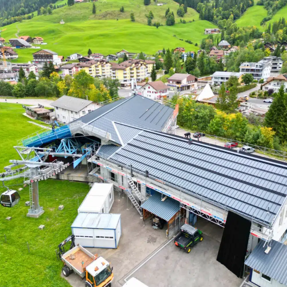 Panneau solaire sur la station inférieure de la télécabine de Rossweid