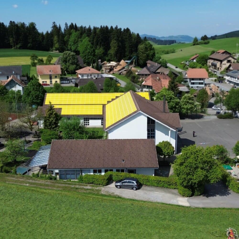 Arni-Schulhause-eingefärbte Dachfläche-Solarify ☀️ Solarify