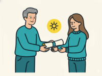 Step_2_solarify-Geschenk Ein Ă€lterer Mann ĂŒbergibt einer jungen Frau eine Urkunde von Solarify als Geschenk