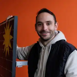 Porträt von Roger Langenegger, CEO von Solarify. In der Hand hält er ein Solarpanel.