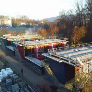 Die Solaranlage auf der Asylunterkunft in Muri bei Bern ist im Bau.