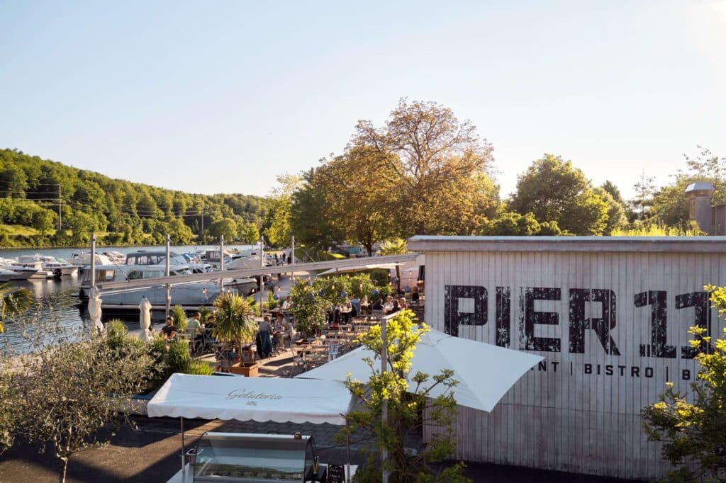 Das Restaurant Pier 11 auf dem TCS Camping Solothurn mit Terasse an der Aare.