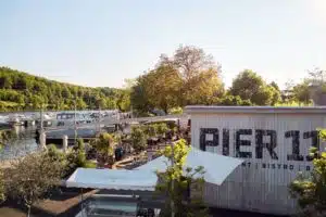 Le restaurant Pier 11 du TCS Camping de Soleure, avec sa terrasse au bord de l'Aar.