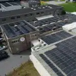 Luftaufnahme der Solaranlage auf Gewerbehalle in Giubiasco nach Inbetriebnahme durch Solarify