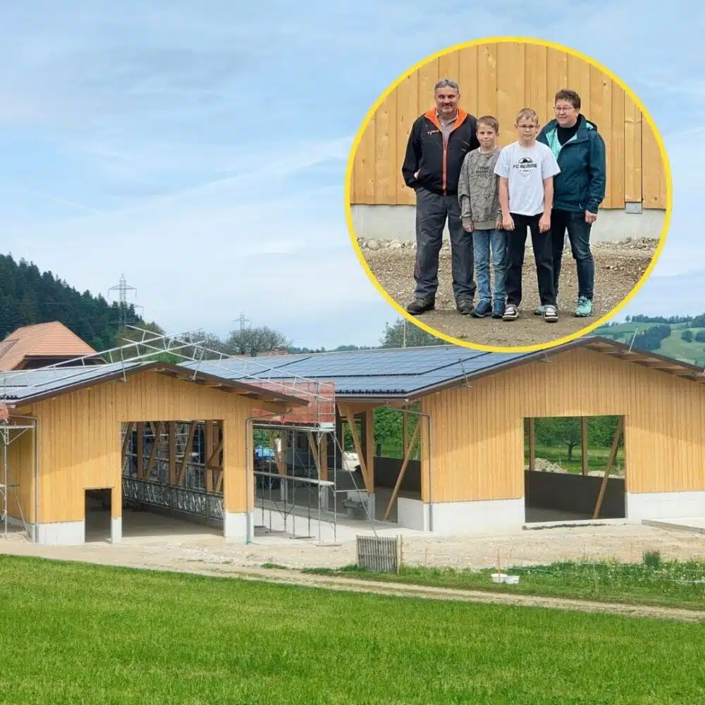 Neuer Laufstall im Bau mit der Solaranlage auf dem Dach und der Familie Rothenbühler als Ausschnitt vor dem Stall