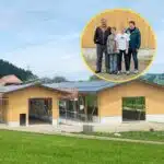 Neuer Laufstall im Bau mit der Solaranlage auf dem Dach und der Familie Rothenbühler als Ausschnitt vor dem Stall