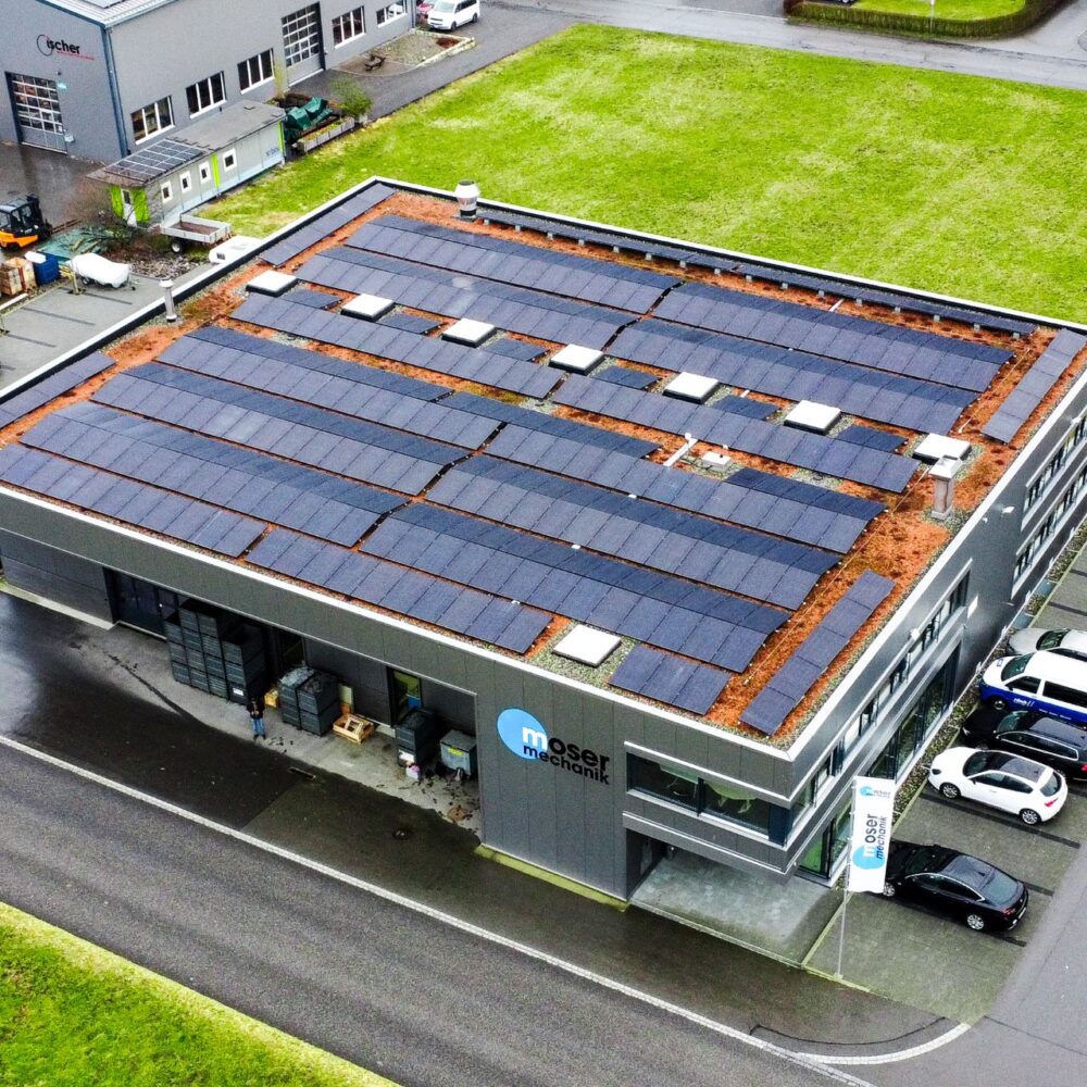 Luftaufnahme vom Firmengebäude der Moser Mechanik AG mit Solaranlage