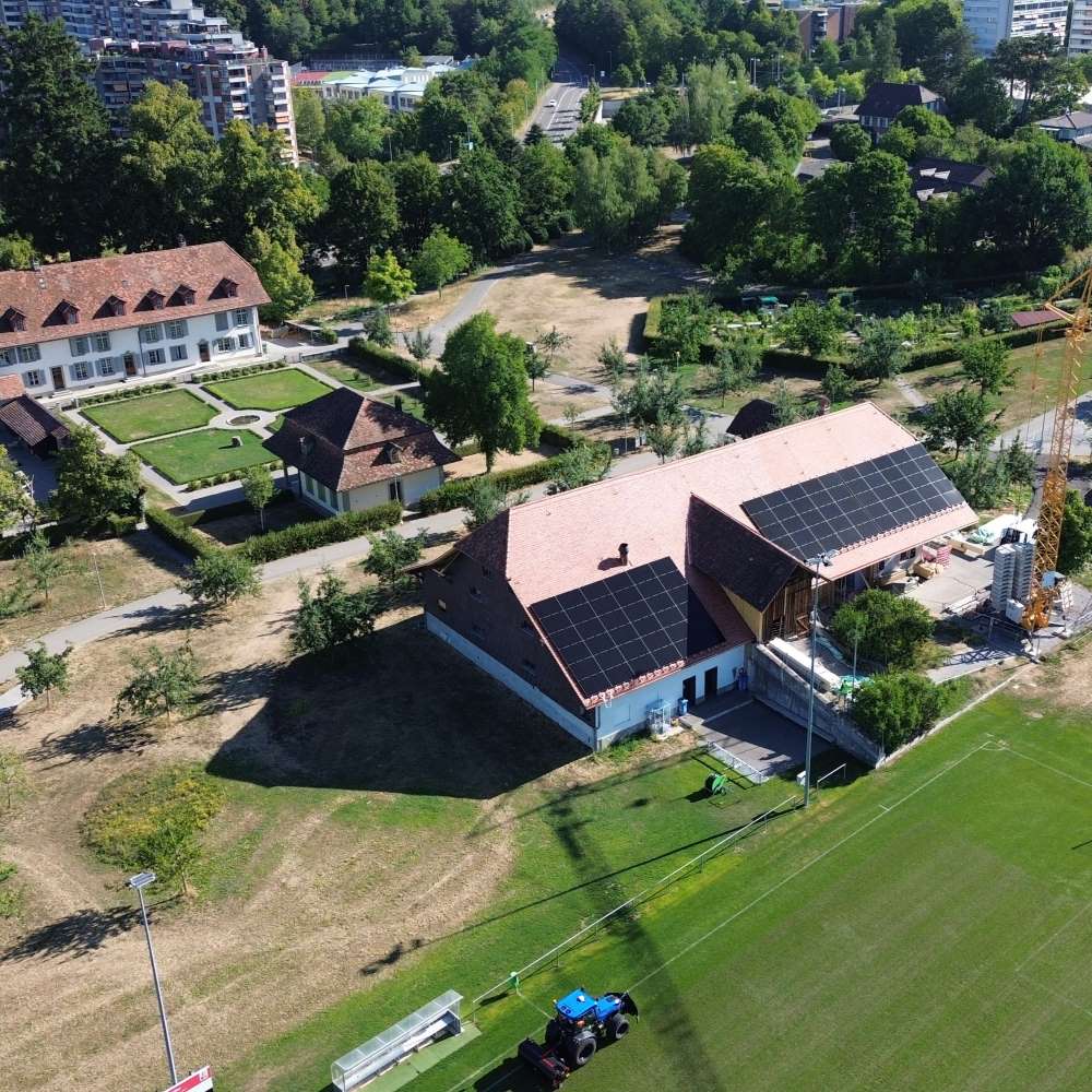 Drohnenaufnahme vom Brünnenpark mit der neuen Solaranlage auf dem Brünnenhof in Bern-West