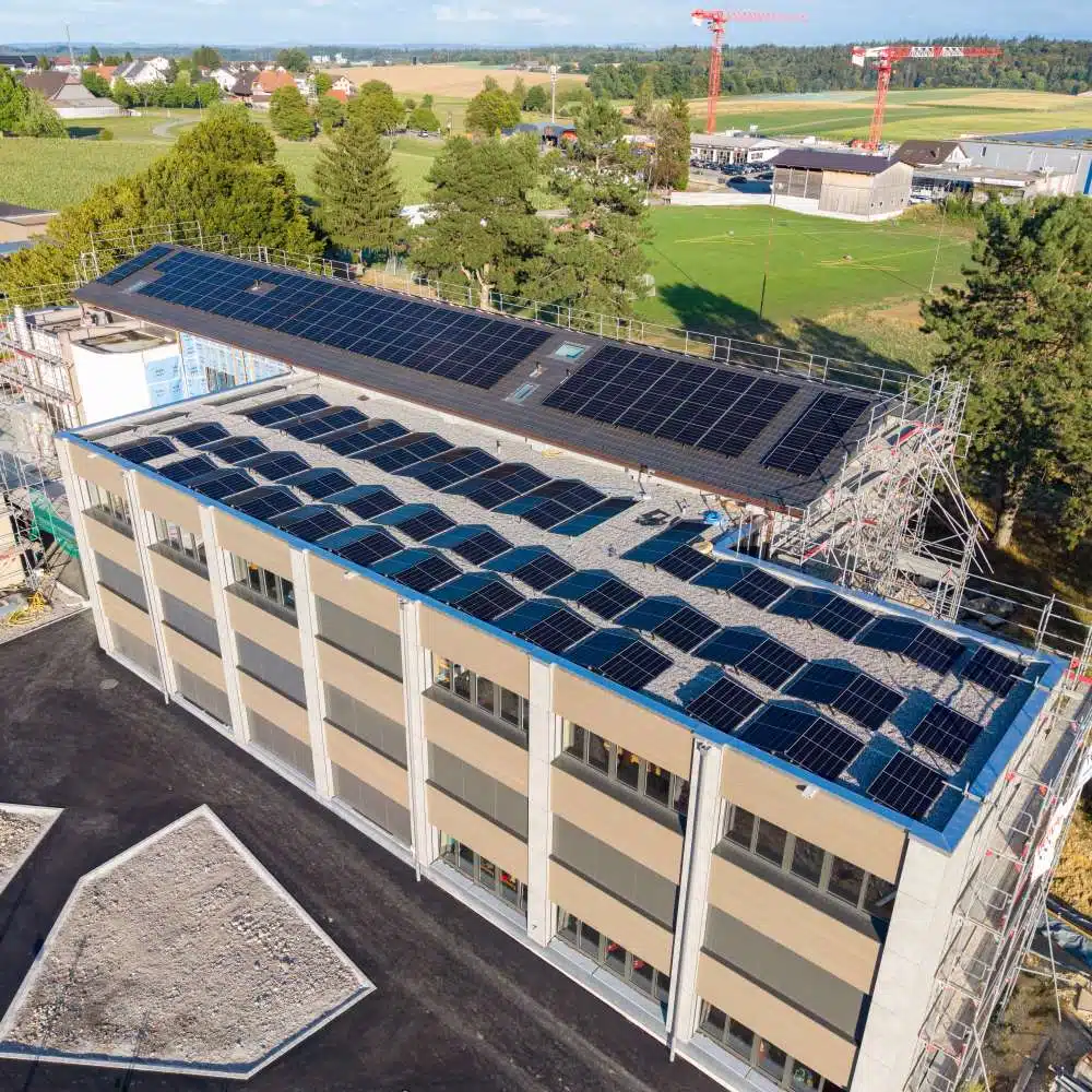 Drohnenbild vom neuen Schulhaus in Oberbipp mit der Solaranlage