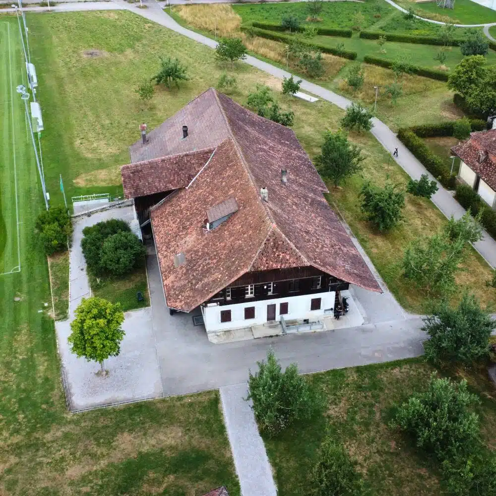 Luftaufnahme des Gebäudes der Stiftung B in Bern-Brünnen.