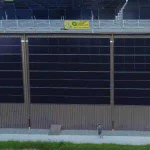Blick auf die PV-Anlage auf Fassade und Dach des Sportgymnasiums Davos