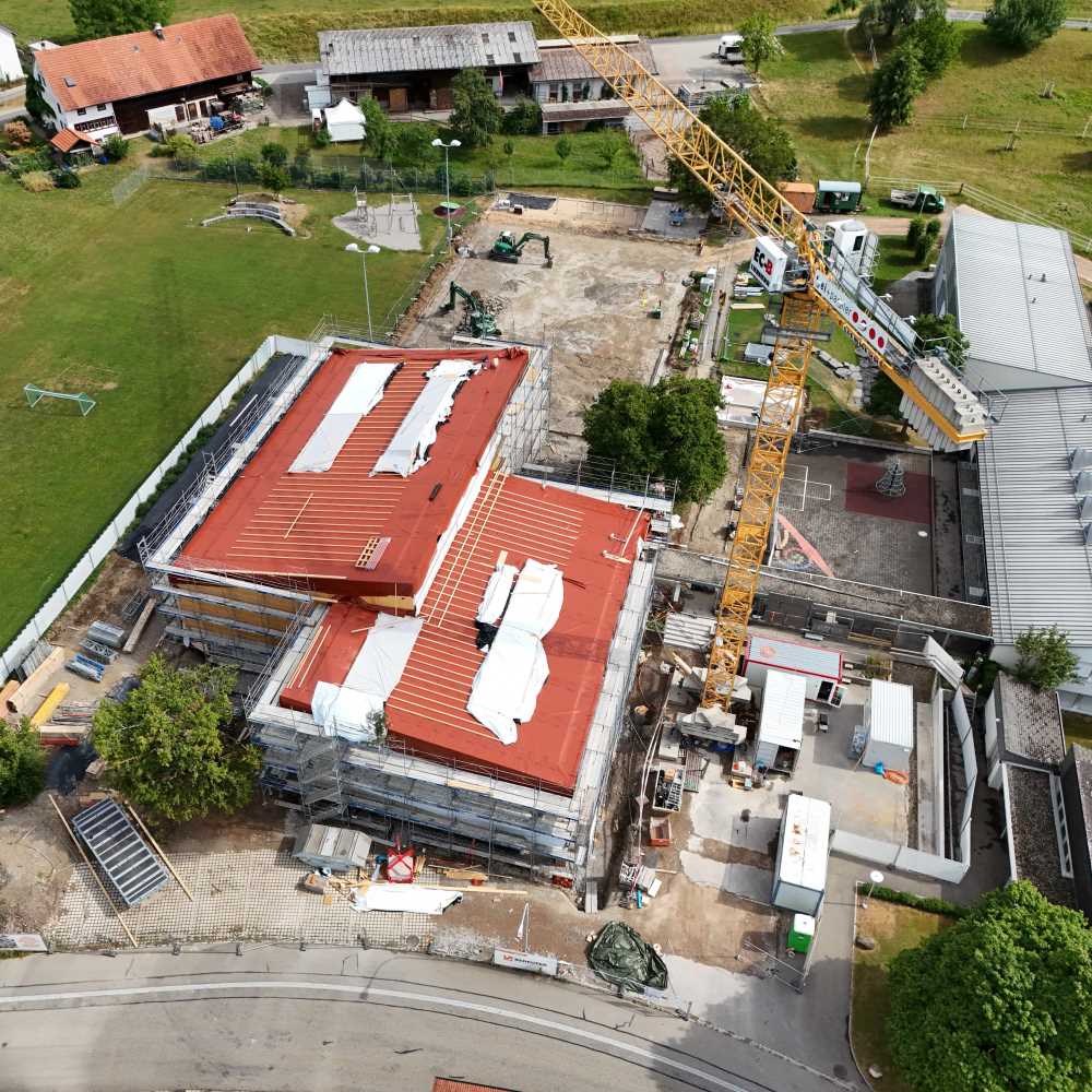 Drohnenaufnahme vom der neunen Turnhalle in Adetswil