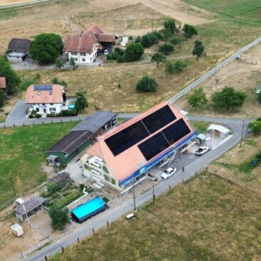 Drohnenaufnahme vom Mehrfamilienhaus in Biberen