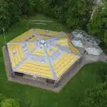 Das Pfadiheim Enzenbühl in Gwatt mit der Visualisierung einer PV-Anlage.