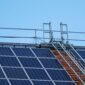 Gerüst auf einem Dach mit Solaranlage