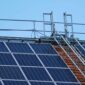 Gerüst auf einem Dach mit Solaranlage
